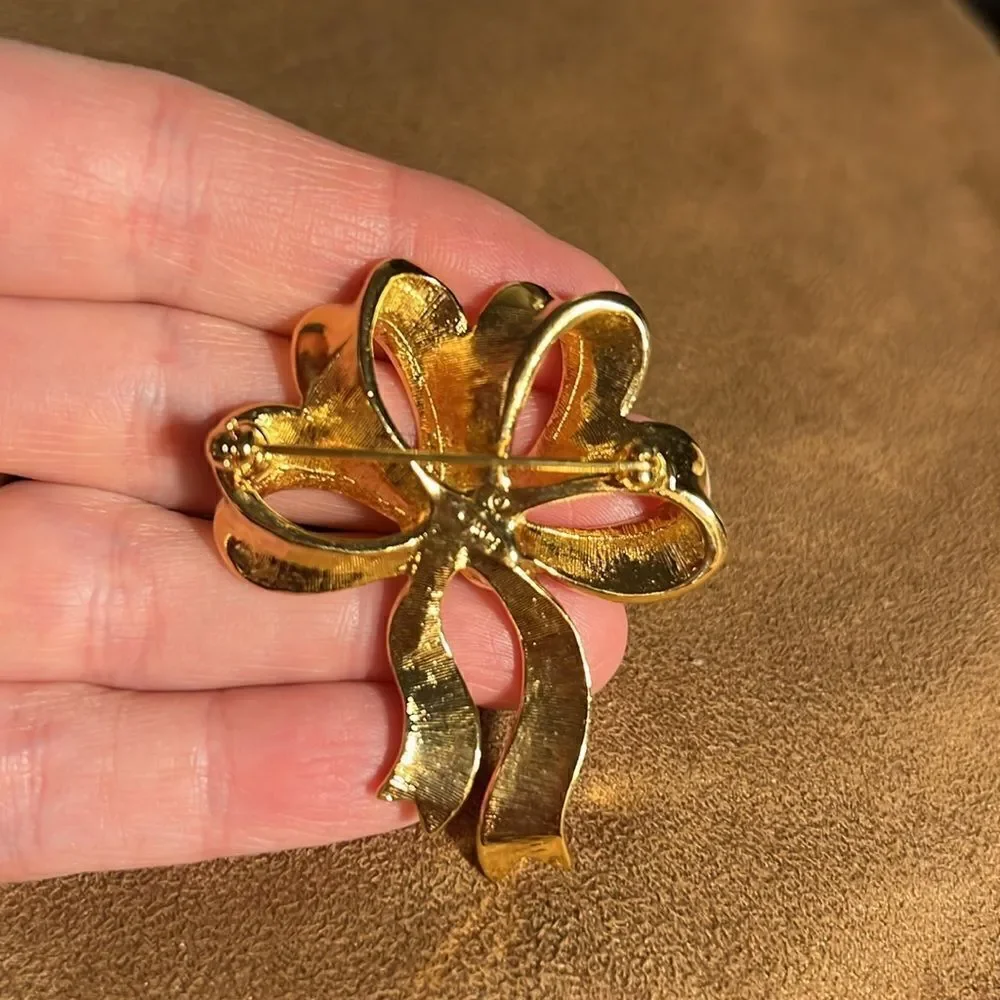 Avon Vintage Ribbon bow pin with 3 faux pearls.